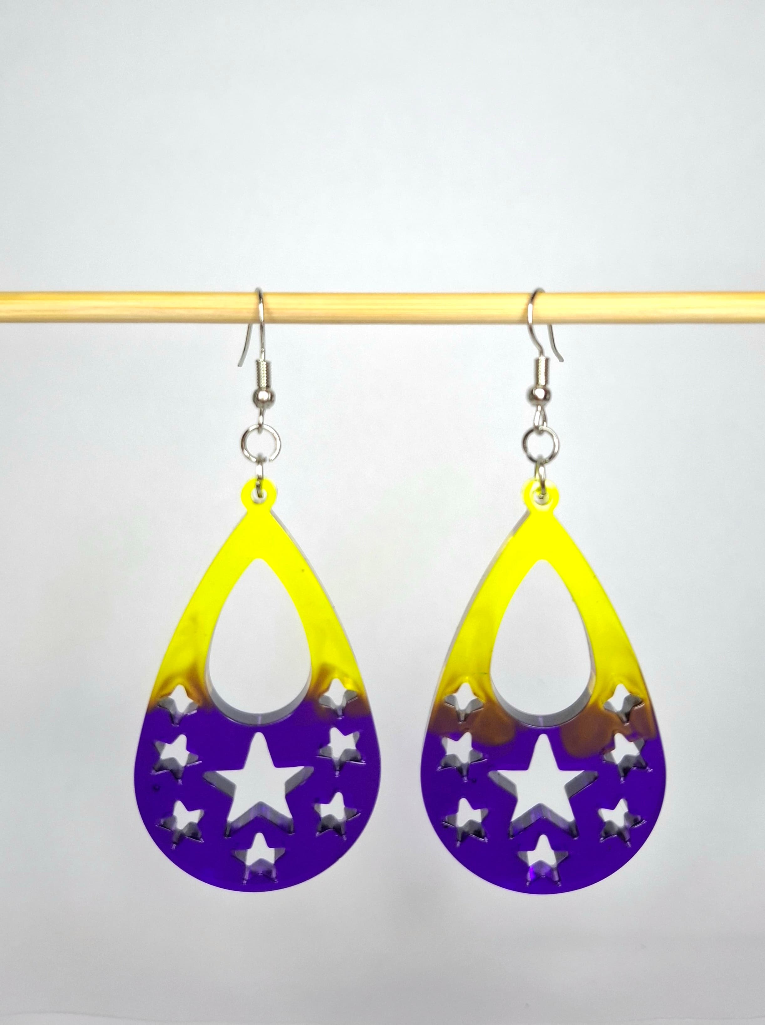 Brinco Gota com Estrelas Vazado